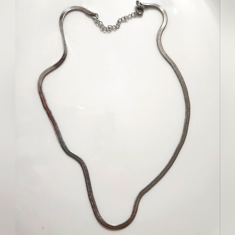 Stainless steel silver snake style necklace ✨️ 😍